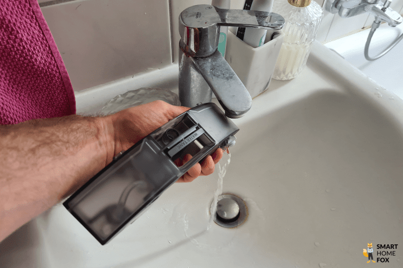 Слив воды в ручную из мобильного резервуара для воды Roborock S7 MaxV